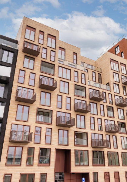 Appartementengebouw van lichte baksteen met balkons