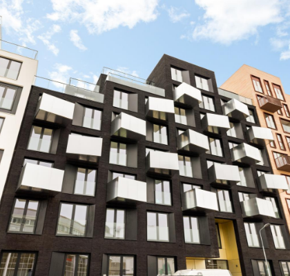 Zwart appartementengebouw met witte balkons in Amsterdam