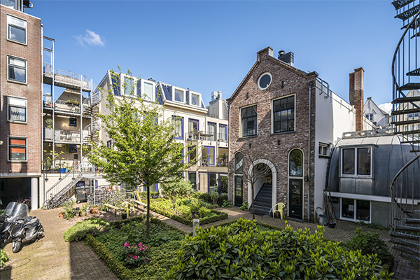 Binnentuin tussen nieuwe en oude woningen in Amsterdam